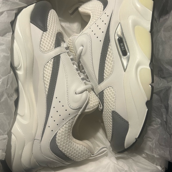 these are a size 7 in men dior sneakers i ordered them from neiman marcus. white - Picture 5 of 7